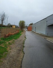 Construir una vorera al carrer que porta de la carretera d’Olot a l’escola Pompeu Fabra